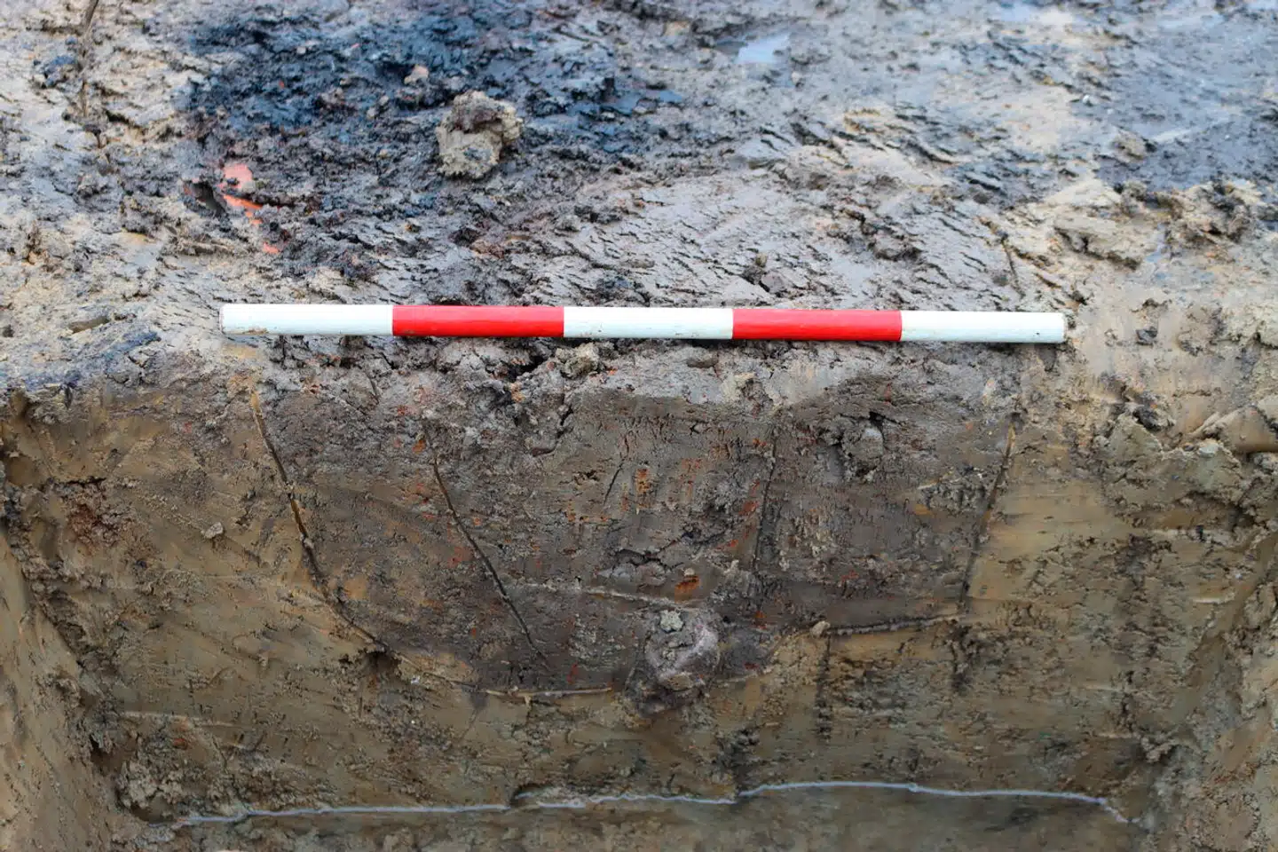 Det er ikke til at se det, hvis man ikke lige ved det! I Valby har arkæologer fundet et stolpehul, der kan dateres helt tilbage til jernalderen og ca. til år 200-400.