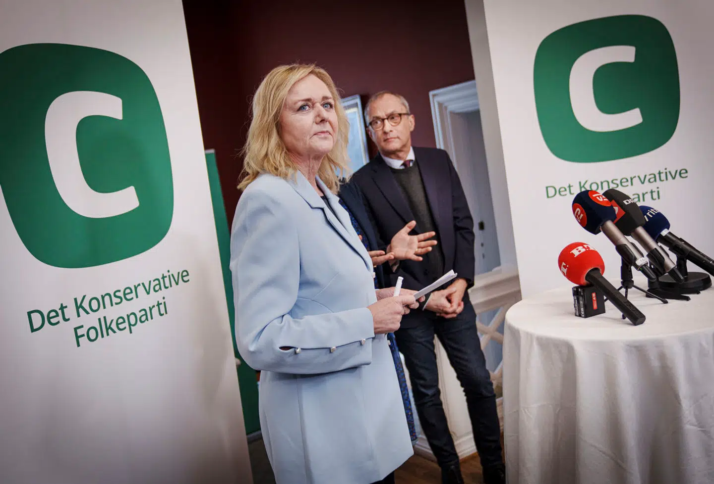 Onsdag klokken 12 tonede Mona Juul for første gang frem som politisk leder. Flankeret af den fungerende partiformand, Michael Ziegler og politisk ordfører Mette Abildgaard (skjult på billedet).
