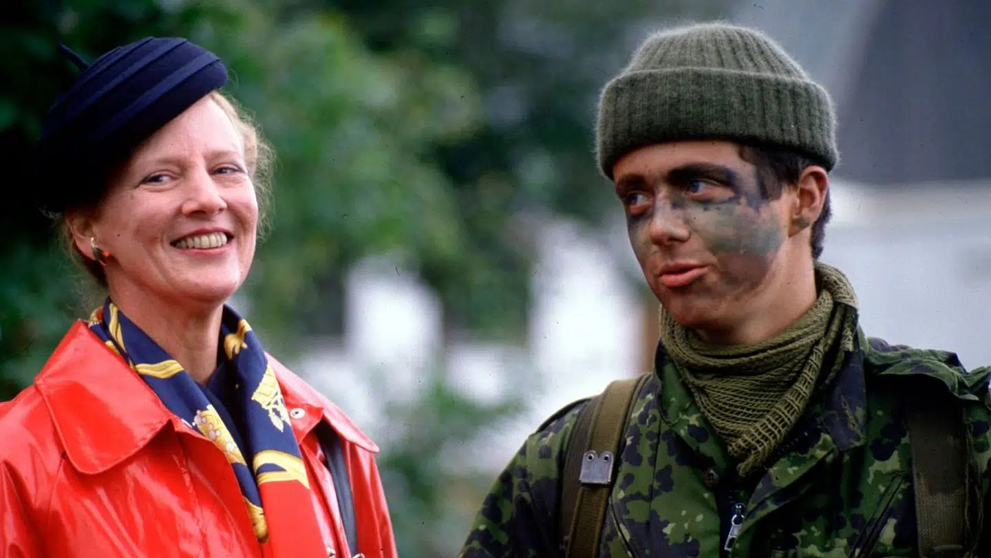Kong Frederik i militæret. Her har han besøg af sin mor. (Arkivfoto, 13. september 1988).