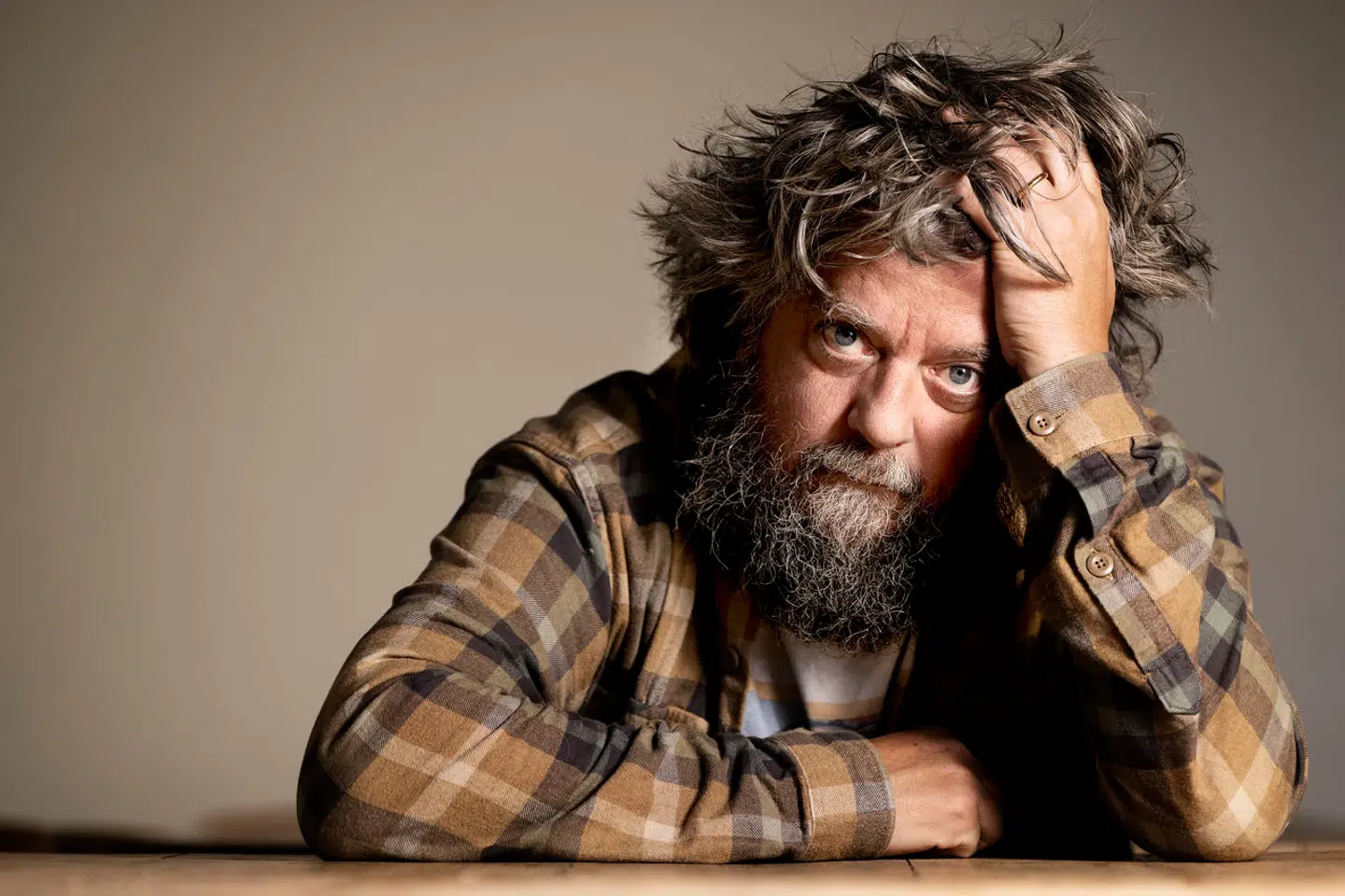 Anders Lund Madsen er journalist, tv- og podcastvært og komiker – og far til otte.