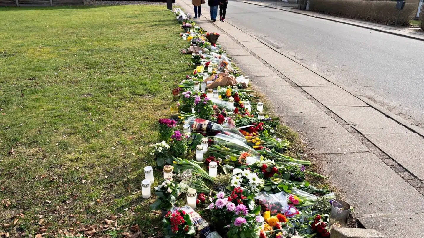 Blomster og lys tæt på gerningsstedet ved Hjallerup Varmeværk i Nordjylland onsdag den 13. marts 2024.