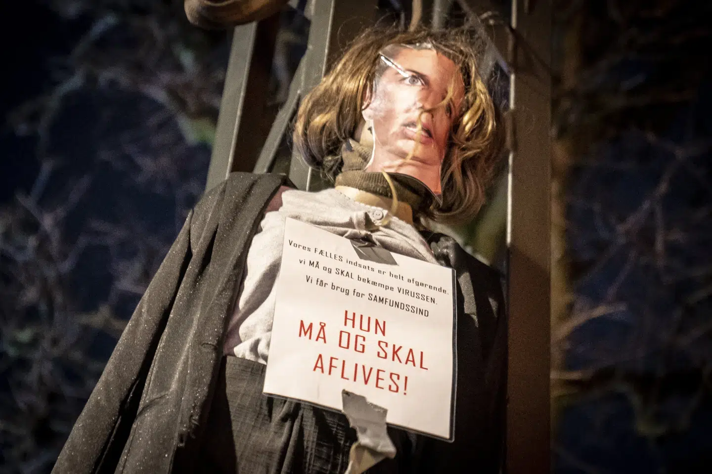 Dukkenaf statsminister Mette Frederiksen med et skilt om halsen blev bundet op på en lygtepæl under en demonstration mod coronarestriktioner. (Arkivfoto).