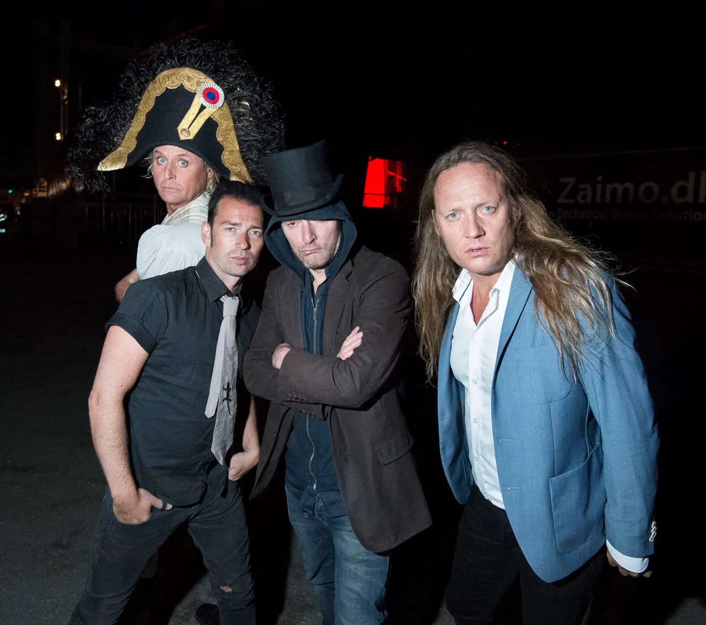 »Kunne vi have valgt andre bands end D-A-D? Det kunne vi formentlig godt, men D-A-D er ikke bare et larmende og overraskende valg for Nationalmuseet; det er også et af Danmarks allerstørste rockbands,« skriver Inga Paulsen Albertsen og Ulla Hahn Ranmar.