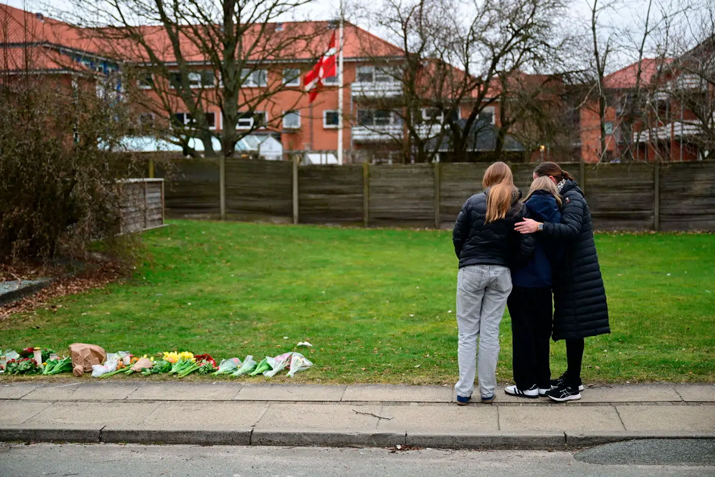 Sagen har åbenlyst påvirket de lokale i Hjallerup. Tirsdag strømmede flere til gerningsstedet for at ære den 13-årige pige.