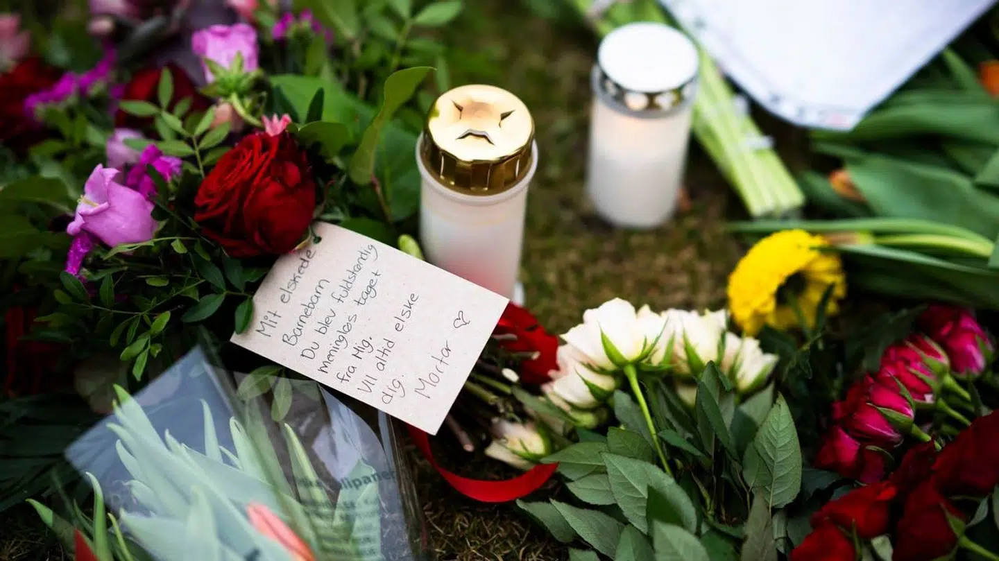 Også den 13-årige piges morfar lagde tirsdag blomster og en hilsen for at ære sit barnebarn.