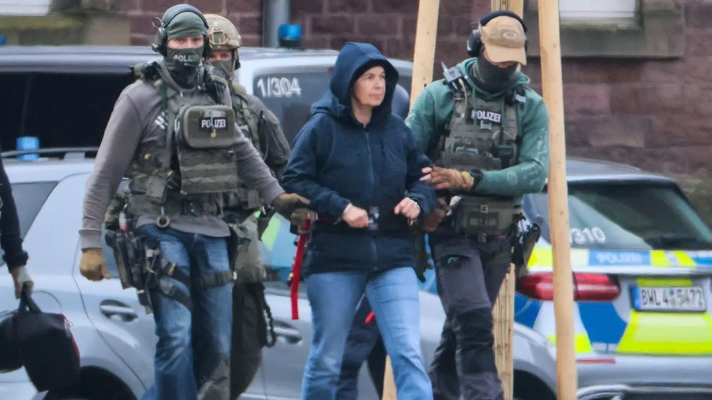 Terroristen Daniela Klette bad om et toiletbesøg under sin anholdelse. Besøget udnyttede hun til at skrive en advarsels-sms.