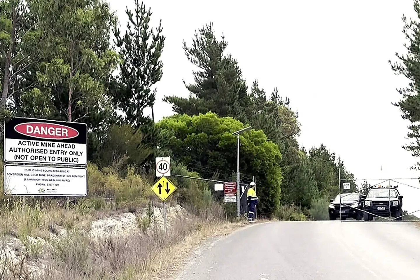 Billede fra det australske medie Australian Broadcast Corporation (ABC), som viser akutberedskab og myndigheder til stede ved porten til det område, hvor Ballarat Gold Mine ligger.