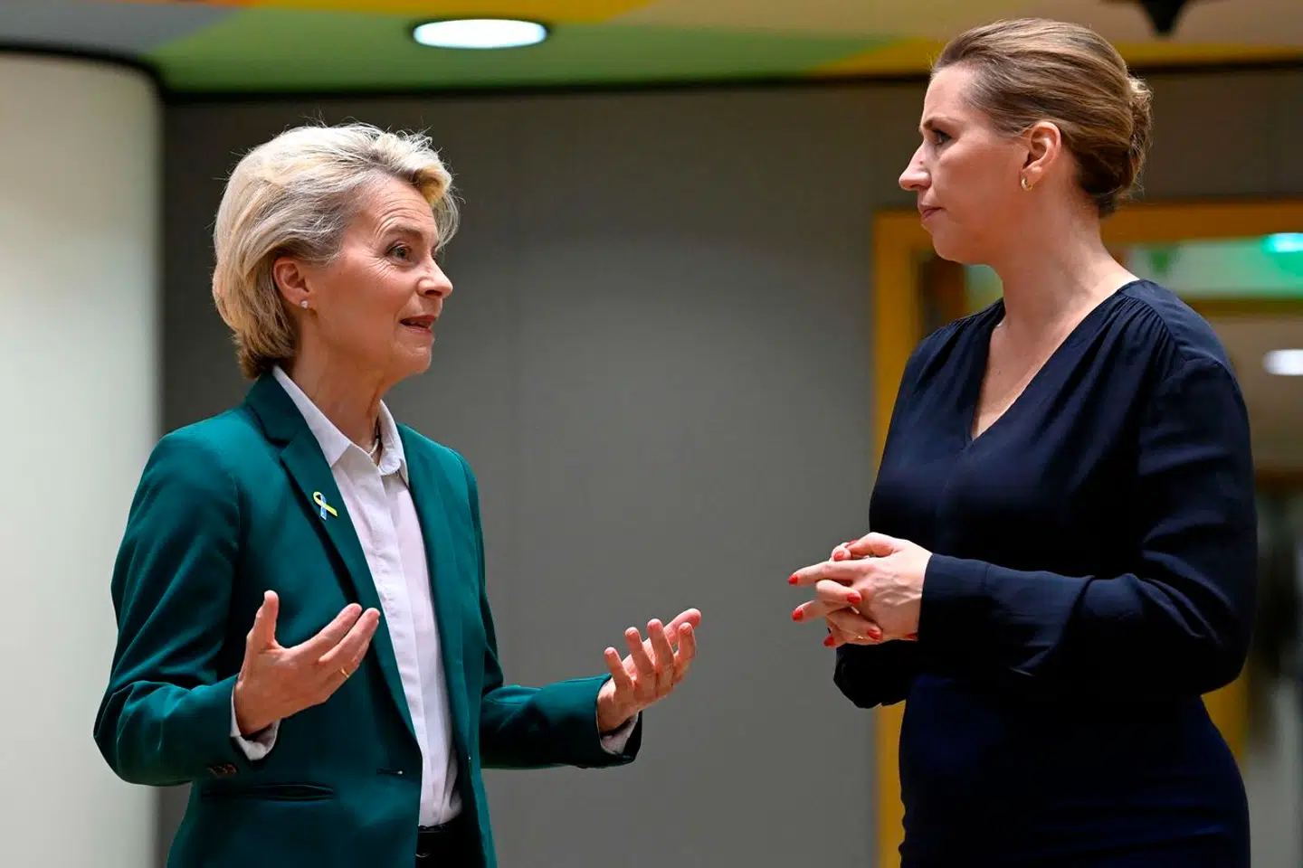 Formanden for EU-Kommissionen, Ursula von der Leyen, i samtale med Mette Frederiksen under et EU-topmøde i Bruxelles i oktober 2022.