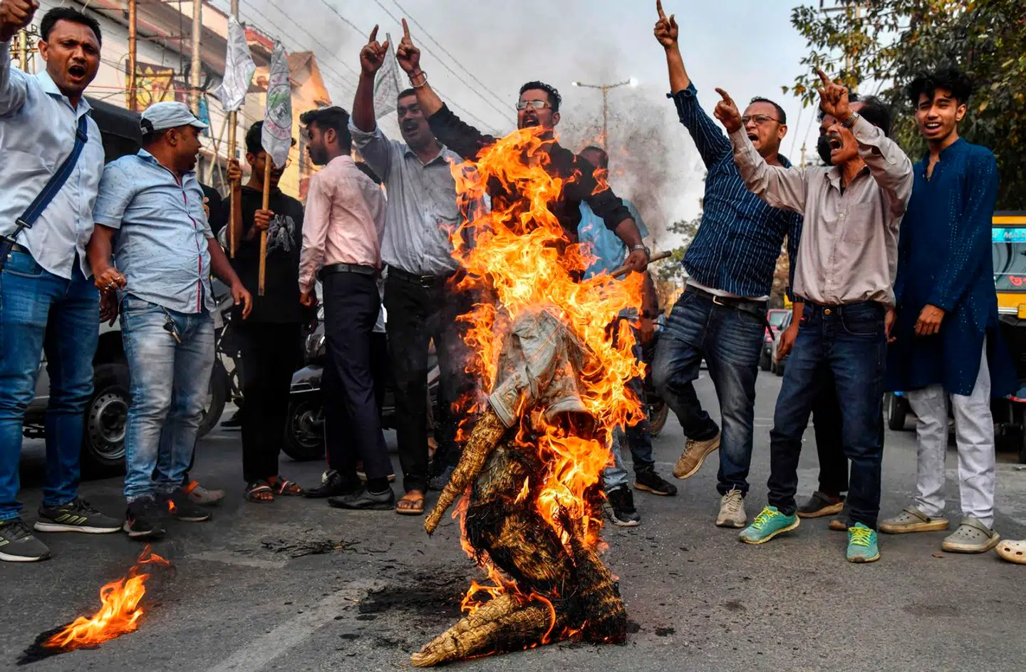 Medlemmer af en studenterorganisation sætter ild til en figur, der skal forestille Indiens premierminister, Narendra Modi. Det skete under en demonstration 12. marts i protest mod en ny lov, som kritikere mener diskriminerer landets største mindretal.