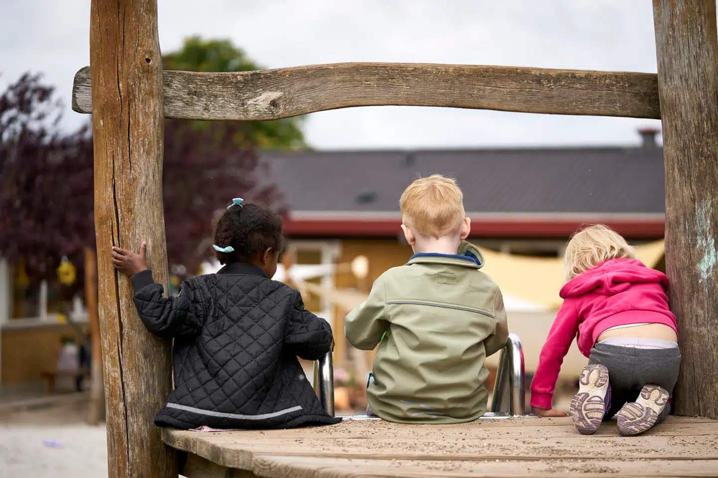 Den store stigning i antallet af danskere med autisme kan dels tilskrives øget bevidsthed om diagnosen og bedre værktøjer til at udrede. Der er dog bred enighed om, at det ikke kan forklare stigningen alene.