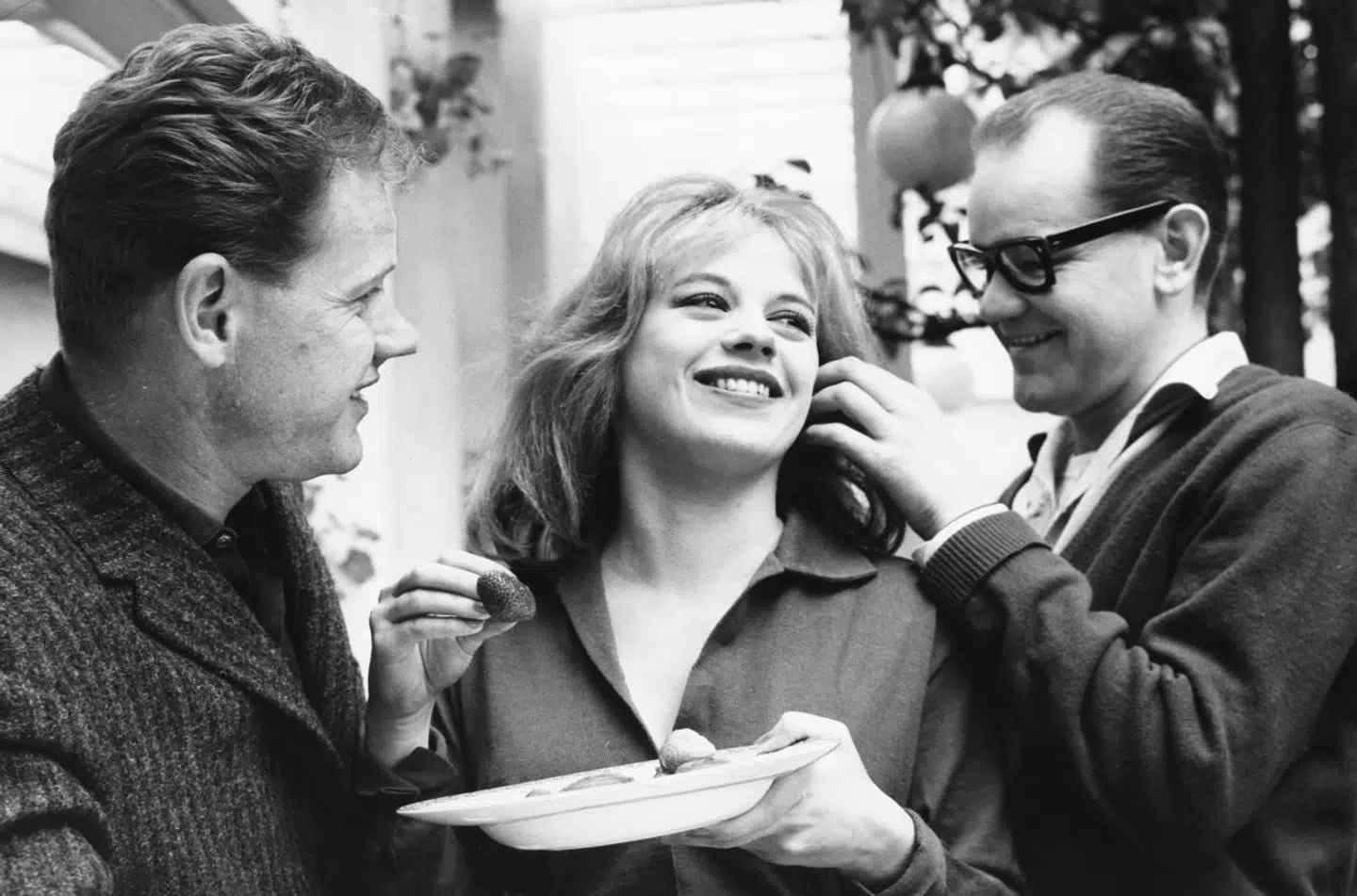 Judy Gringer omgivet af Preben Kaas og Jørgen Ryg.