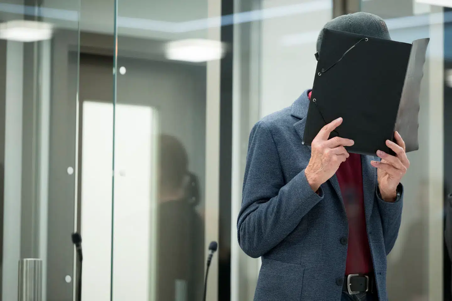 Under hele det første retsmøde holdt drabstiltalte Martin Naumann sit ansigt skjult.