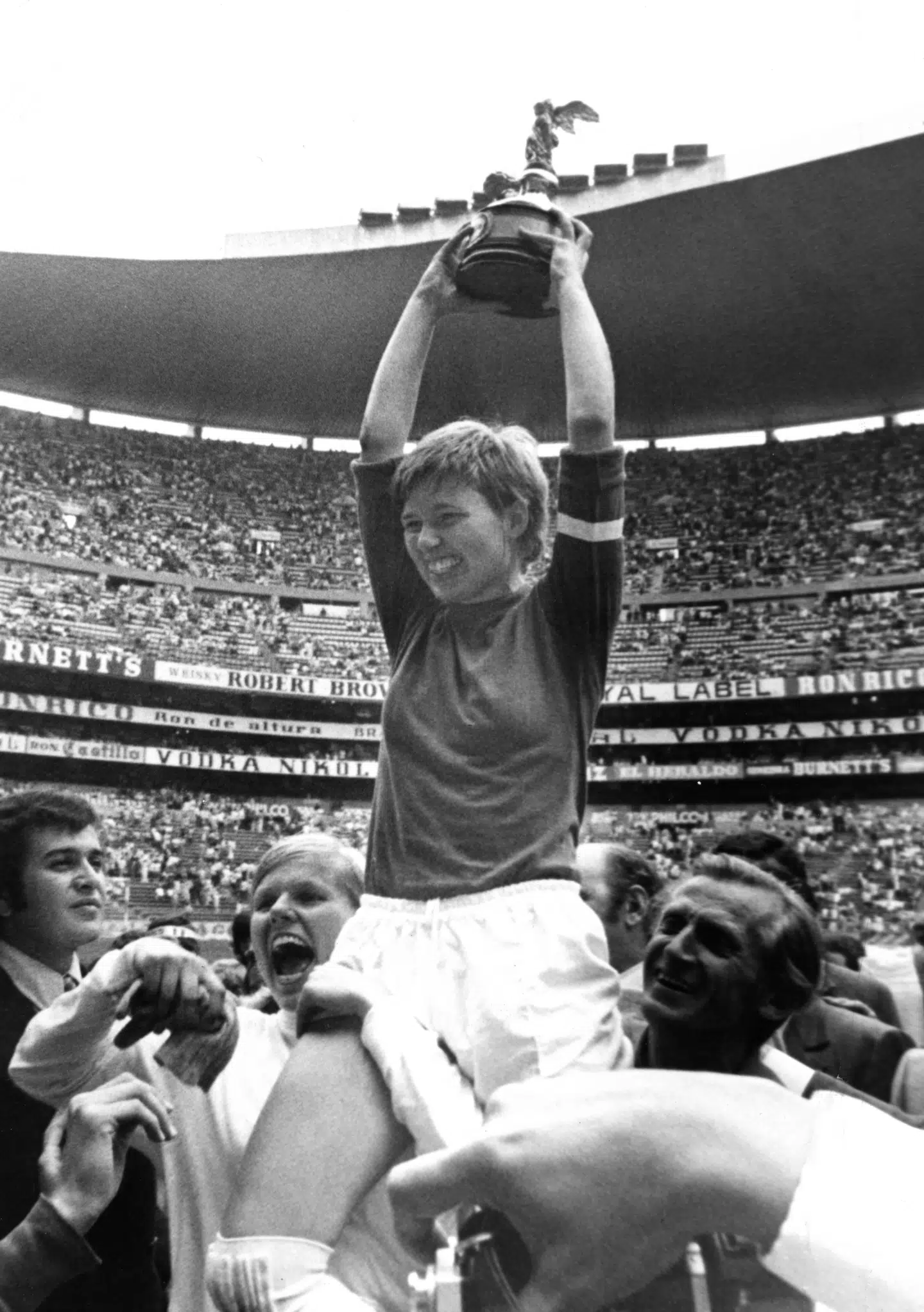 Anfører Inger 'Tulle' Pedersen løfter pokalen sejren i VM-finalen i 1971. Arkivfoto: Polfoto, Scanpix