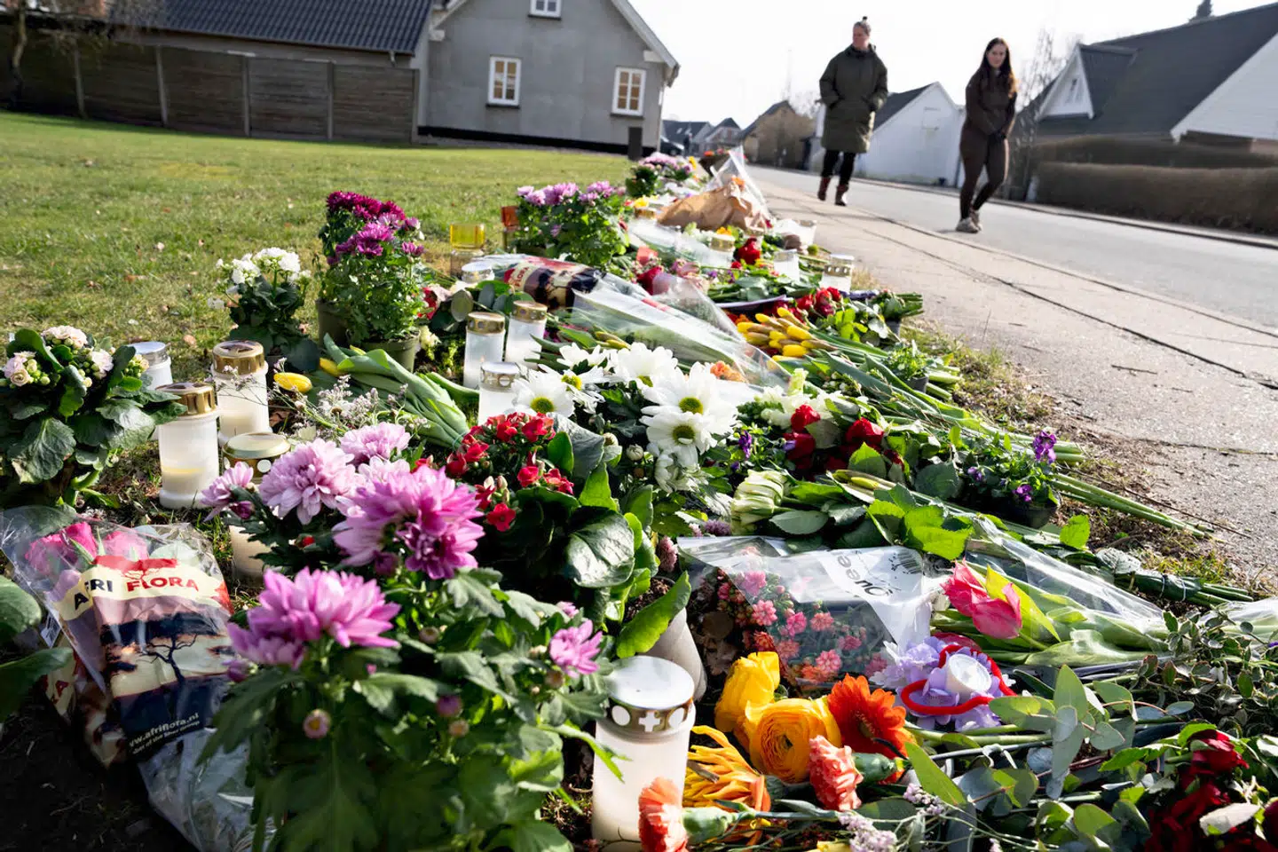 Blomster og lys tæt på gerningsstedet for et drab på en 13 årig pige ved Hjallerup Varmeværk i Nordjylland. En 17-årig dreng er anholdt for drabet.