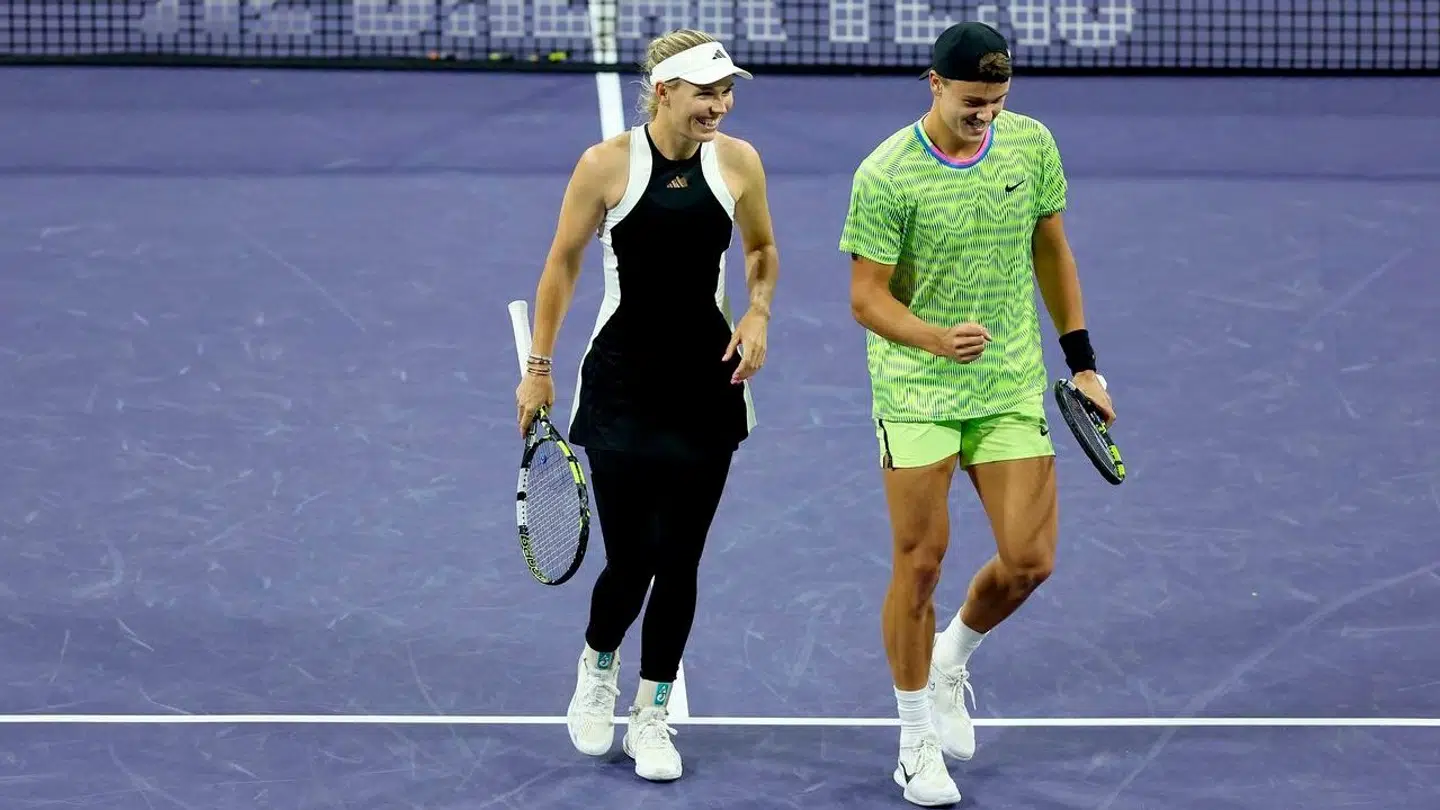 Caroline Wozniacki og Holger Rune møder begge stærk modstand i hver deres kvartfinale.