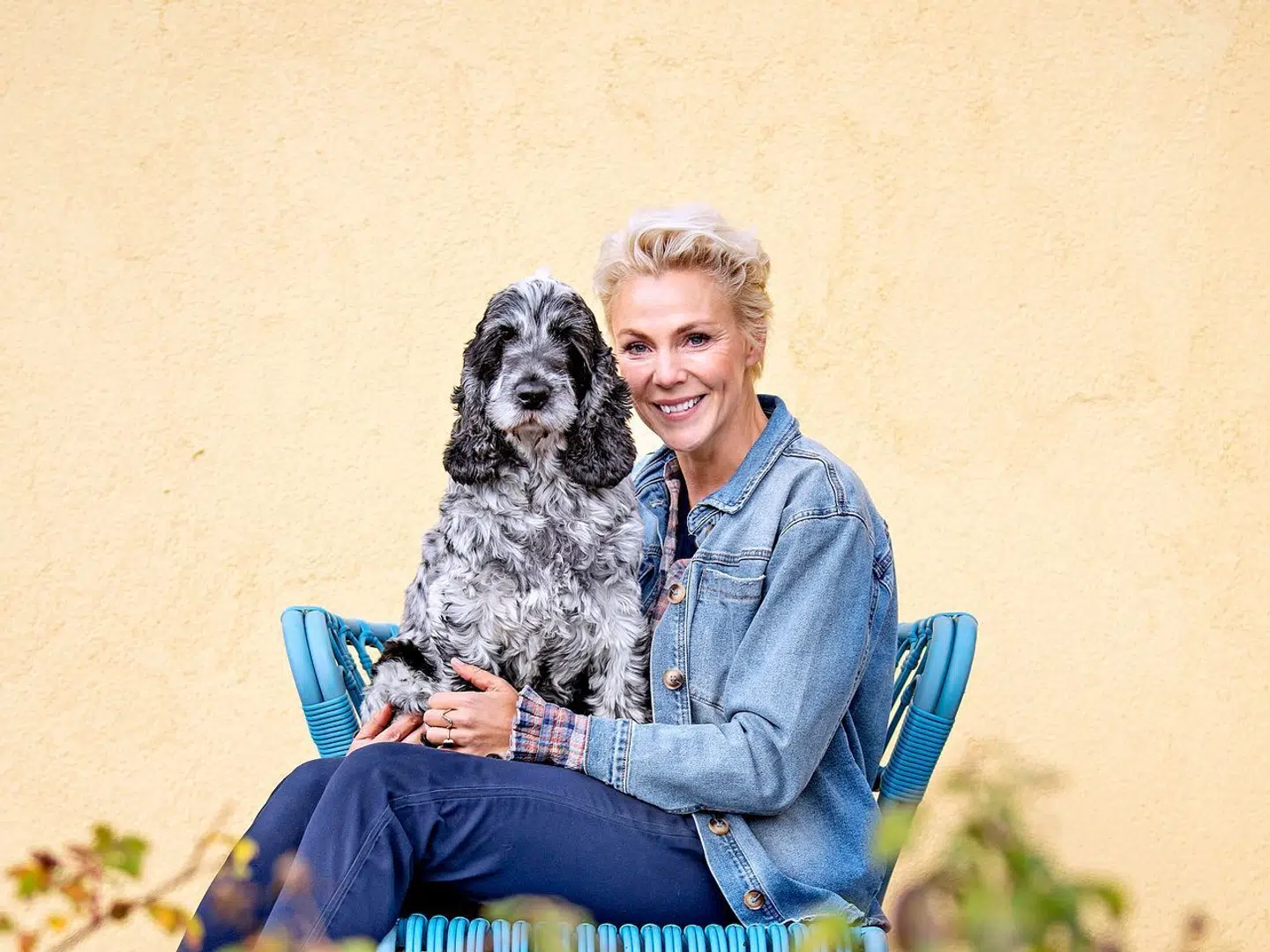 Lene Beier med Bruce, som hun elsker at forkæle med hundesnacks. Men ikke burde få flere.