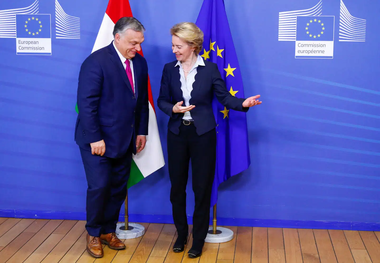 Formand for Europa-Kommissionen, Ursula von der Leyen, er blevet beskyldt for at lade sig afpresse af Ungarns premierminister, Viktor Orbán, da hun frigav en stor bunke milliarder i EU-støtte til landet.