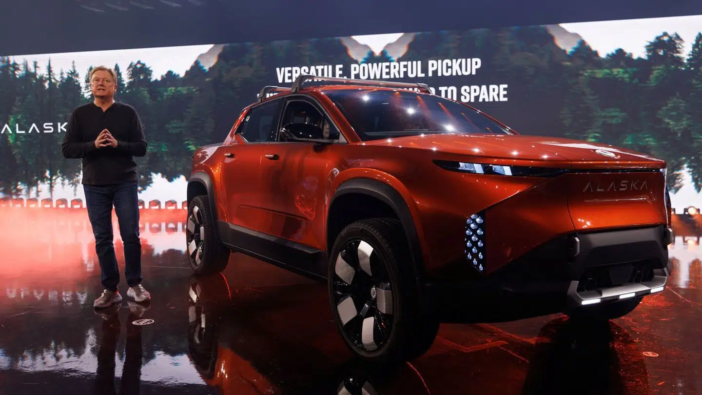 Henrik Fisker og en af sine biler til en konference i august 2023. I dag er virksomheden lukningstruet.