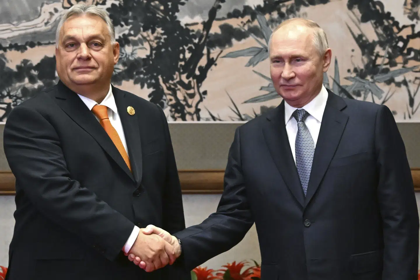 Ungarns premierminister, Viktor Orbán, og Ruslands præsident, Vladimir Putin, under et møde i Kinas hovedstad Beijing i oktober. Den tætte forbindelse mellem de to er ubehagelig for Nato, siger USA's ambassadør i Ungarn, og kan true vores sikkerhedsinteresser.