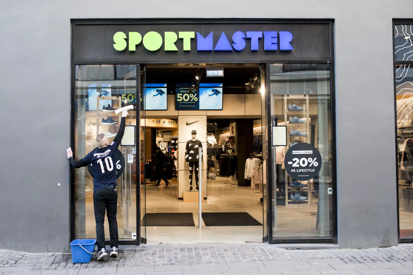 Butikskæden Sportmaster, der forhandler sportsudstyr og beklædning får nyt navn. Fremover skal butikkerne hedde Sports World. (Arkivfoto).