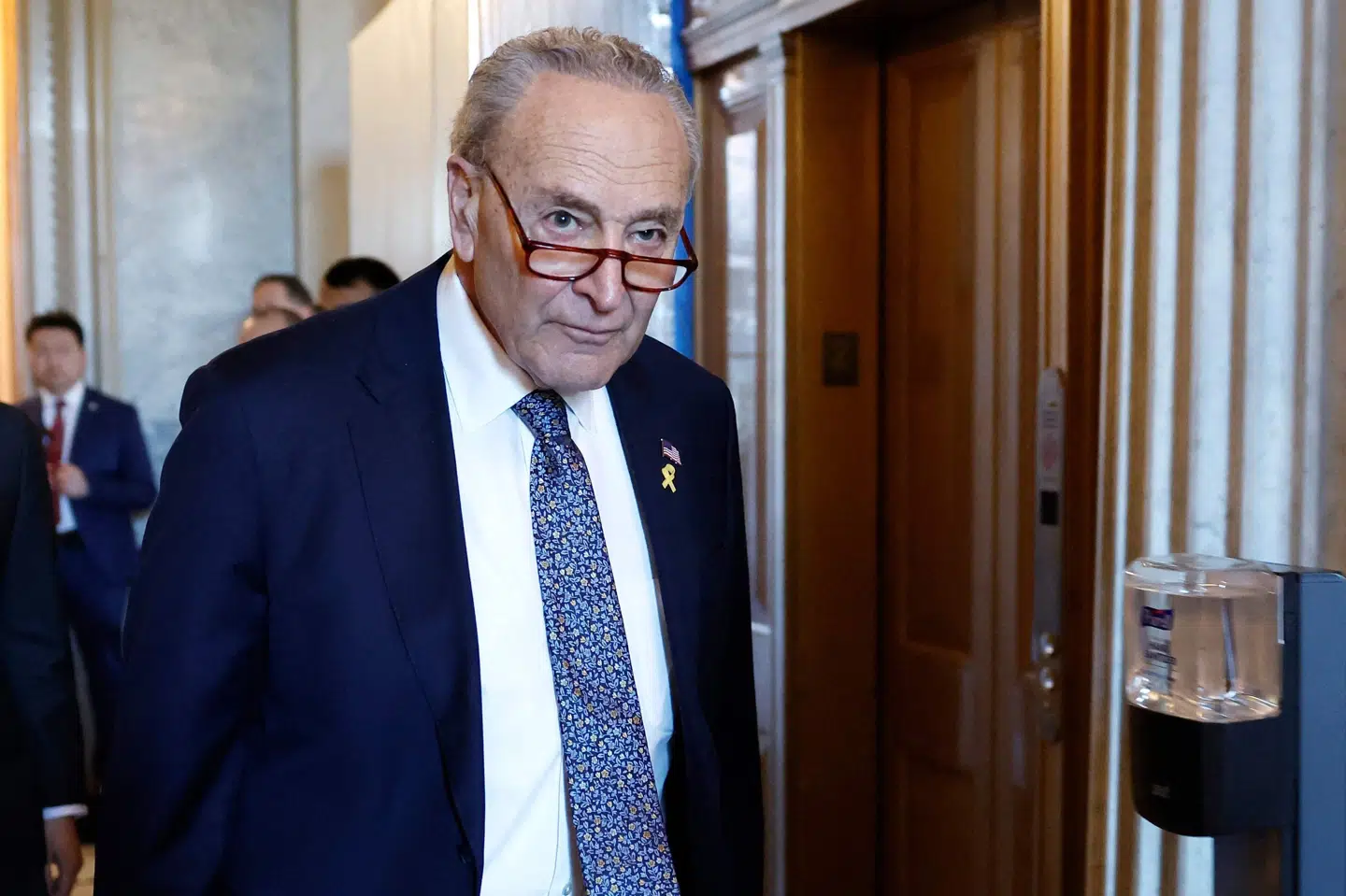 Den jødiske og demokratiske flertalsleder Chuck Schumer forlader torsdag salen i USA's senat efter en hård tale mod Israels regering og håndteringen af krigen i Gaza.