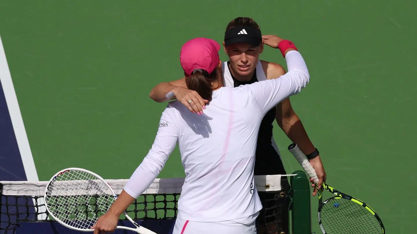 Caroline Wozniacki måtte trække sig mod verdensetteren Iga Swiatek efter en kanonstart.