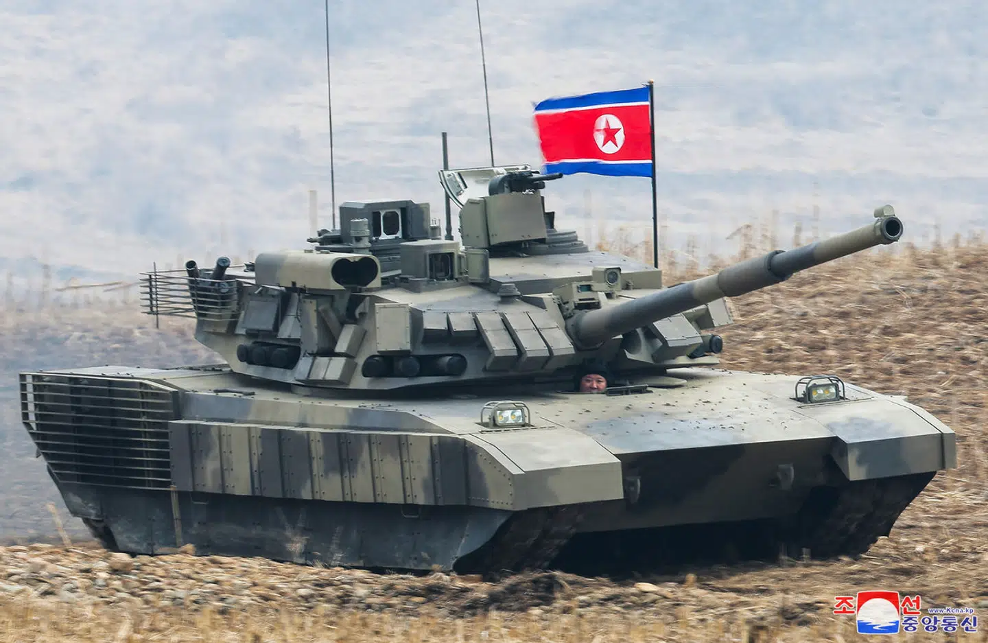 Kim Jong-un sidder forrest i en kampvogn under nordkoreanske militærøvelser.