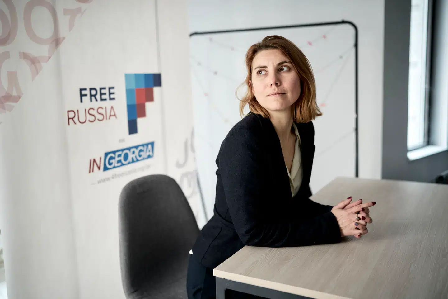 38-årige Nina Aleksa måtte flygte fra Rusland med sin søn allerede inden invasionen af Ukraine. Nu fortsætter hun kampen mod Putin fra Tbilisi i Georgien, hvor flere end 100.000 Putin-kritiske russere er søgt til.