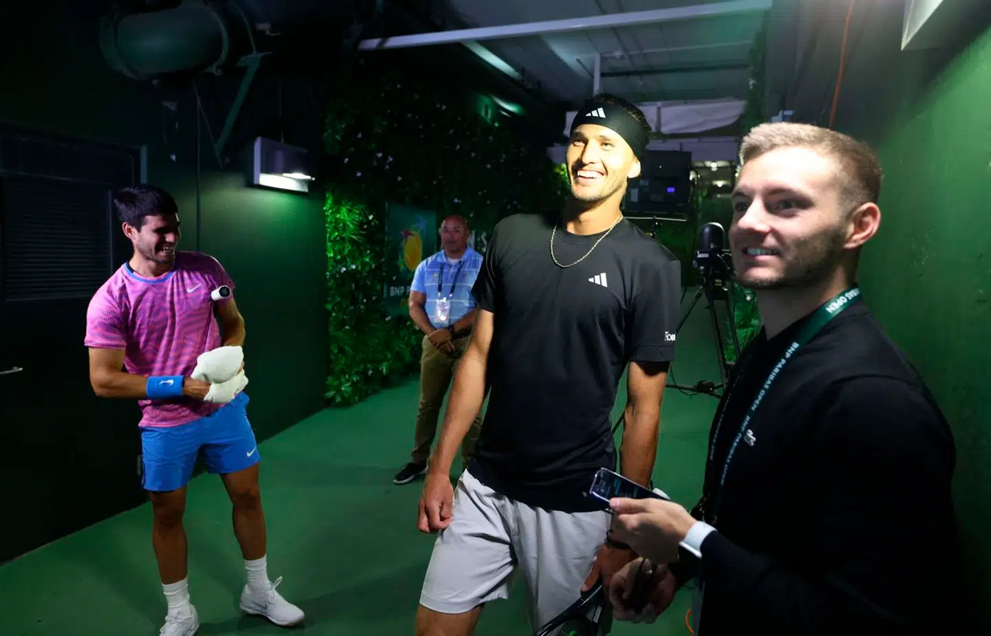Carlos Alcaraz og Alexander Zverev måtte flygte fra banen. Der gik næsten to timer, før kampen blev genoptaget.