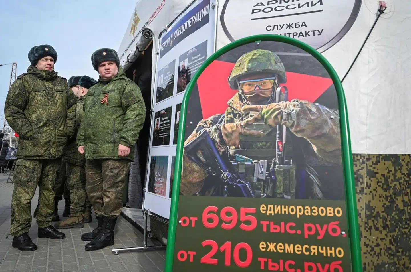 Russiske militærfok forsøger at værge nye rekrutter til krigen i Ukraine. Foto: Sergey Pivovarov/Reuters/Ritzau Scanpix