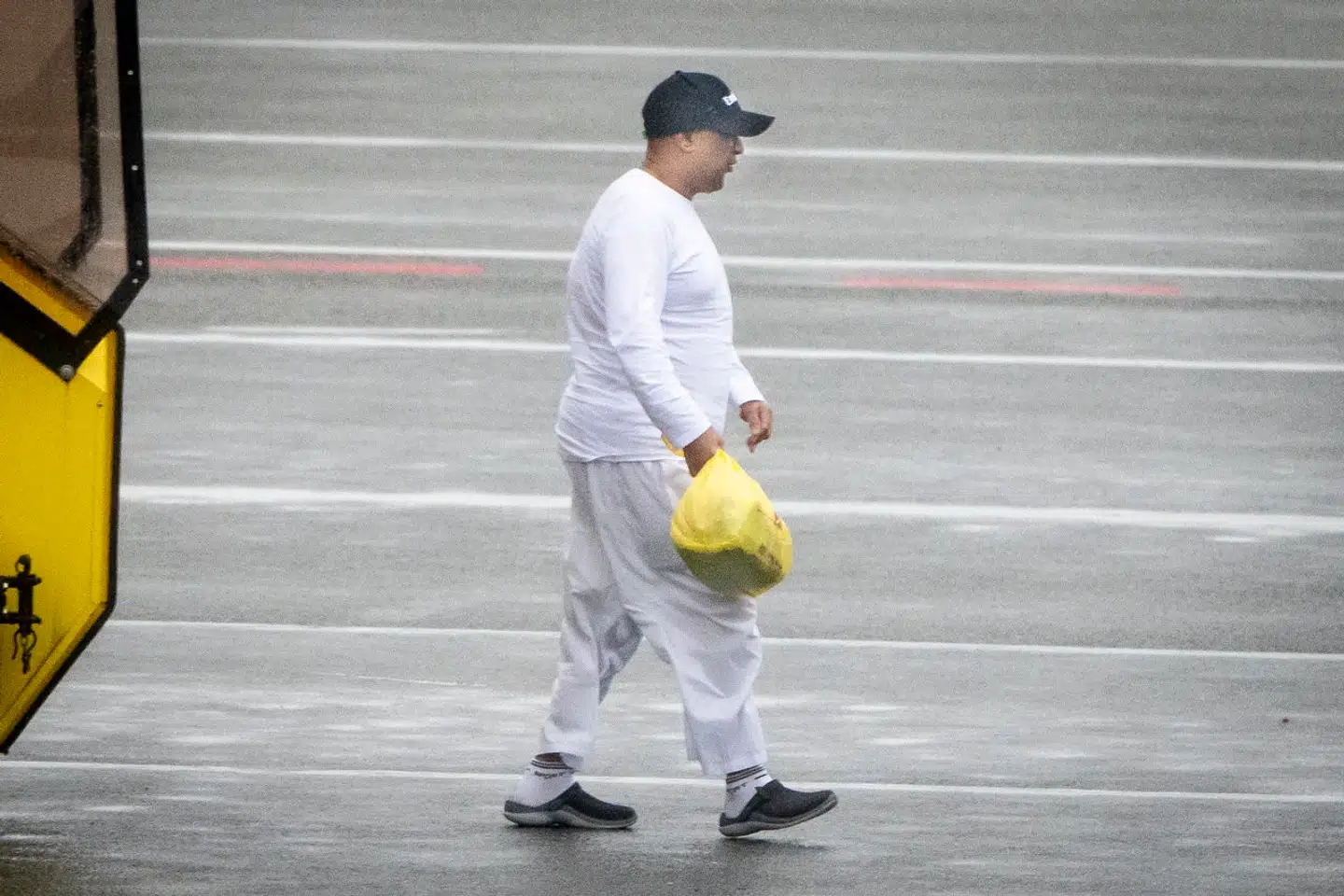 Den lille britiske mand lignede ikke umiddelbart den finansielle storsvindler, som anklagemyndigheden har udråbt ham til, da han i sit joggingtøj ankom til Retten i Glostrup. Men så snart han åbnede munden, var der ingen tvivl om hans lange karriere i den finansielle verden.