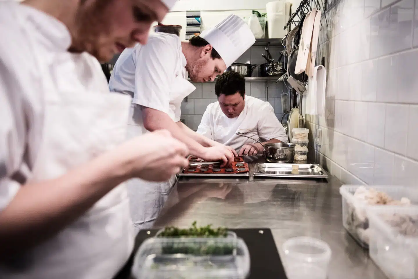 Fyringen af direktør for Hotel- og Restaurantskolen Anne-Birgitte Agger har sat gang i et oprør fra branchen.