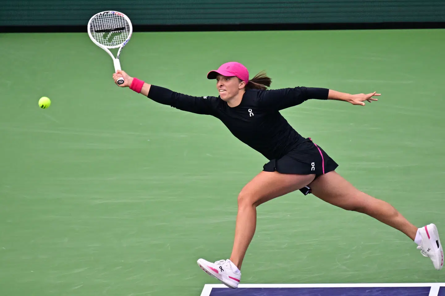 Iga Swiatek er i finalen af Indian Wells, efter at hun slog Marta Kostyuk i semifinalen.