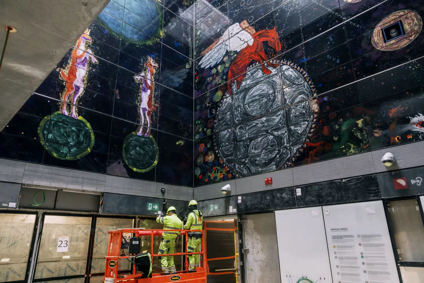 Fabeldyr og bygningsarbejdere. Metrostationen på Mozarts Plads har stadig begge dele. Om få måneder vil byggeriet være afsluttet.