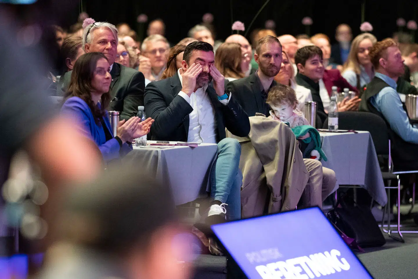 En tydeligt rørt Mads Sebbelev fotograferet i forbindelse med Moderaternes årsmøde i DGI-huset i Vejle lørdag den 16. marts 2024.
