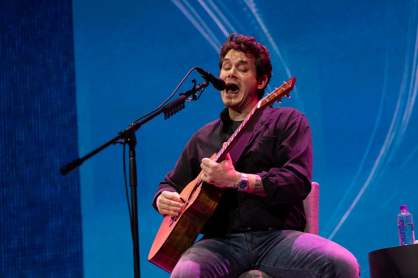 John Mayer var lørdag aften alene på scenen i Royal Arena, hvor den verdensberømte guitarist og sanger leverede et onemanshow, der var allerbedst, når han slap hestene løs og lod vognen stå.