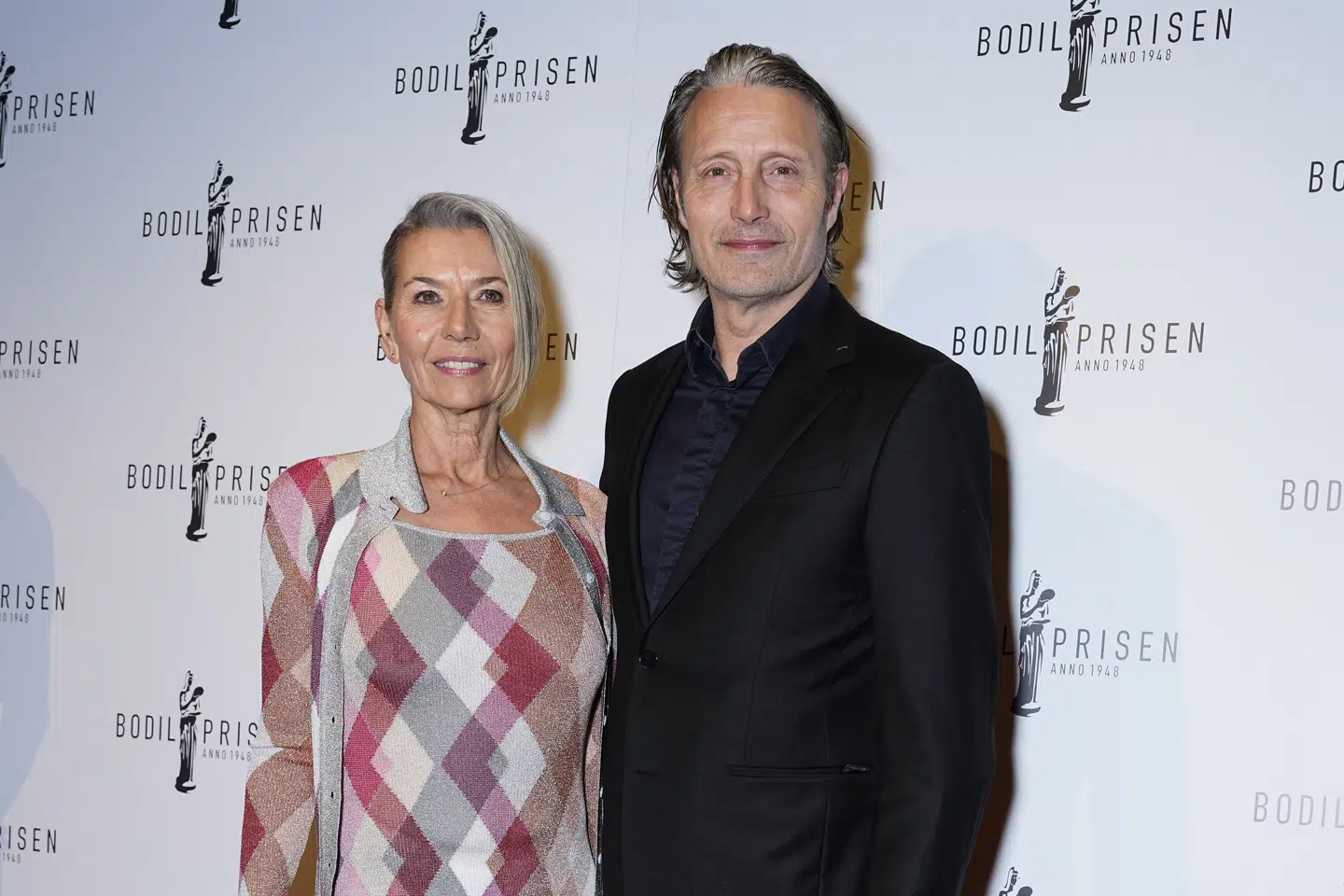 Mads Mikkelsen blev ledsaget af sin hustru, Hanne Jacobsen, til uddelingen af Bodilprisen 2024 lørdag aften i Folketeatret i København.