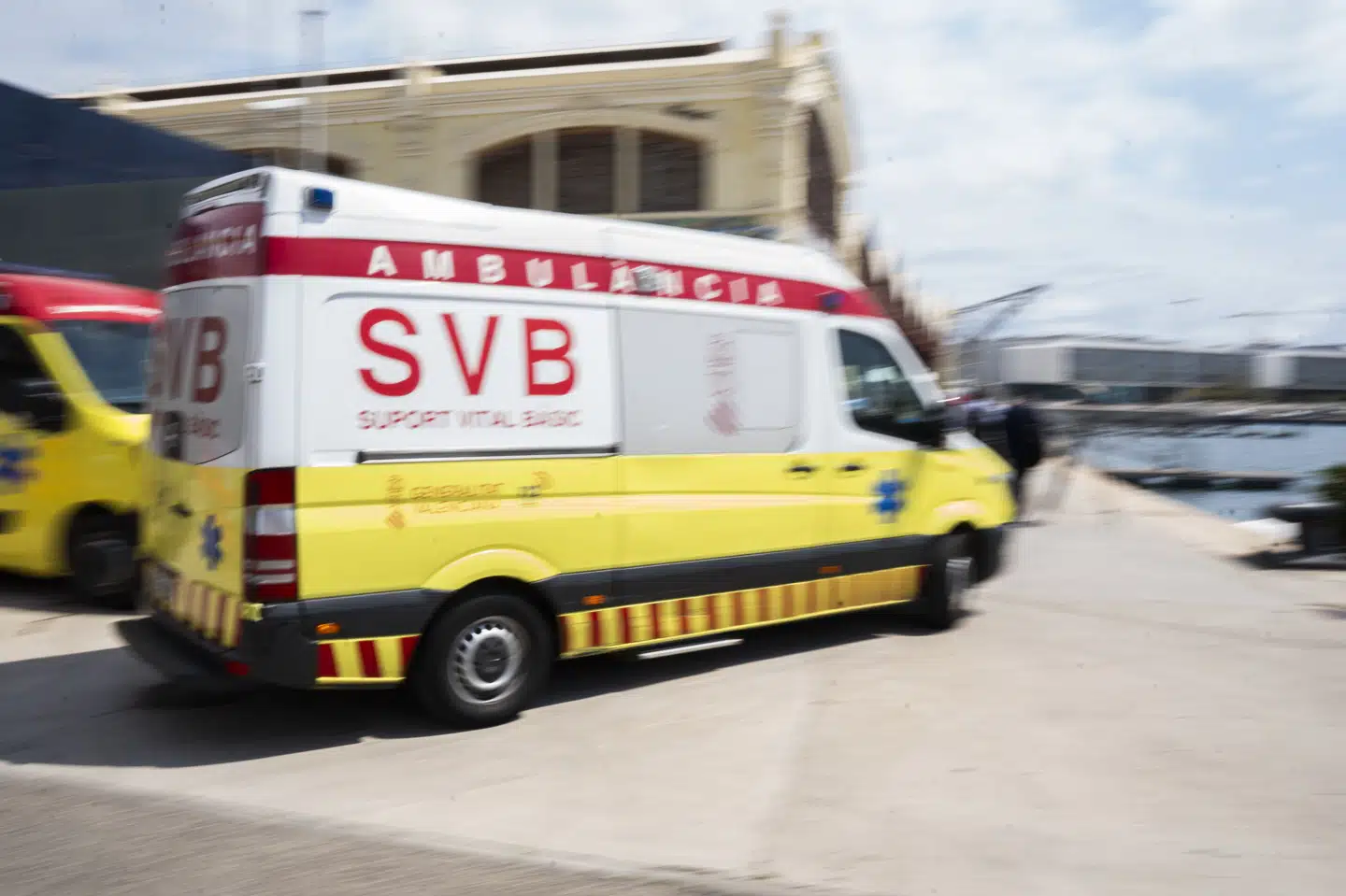 Spanske medier skriver, at der blev sendt et lægehold, der udførte førstehjælp på den unge mand, men uden held. Billedet viser ikke den konkrete ambulance. (Arkivfoto).