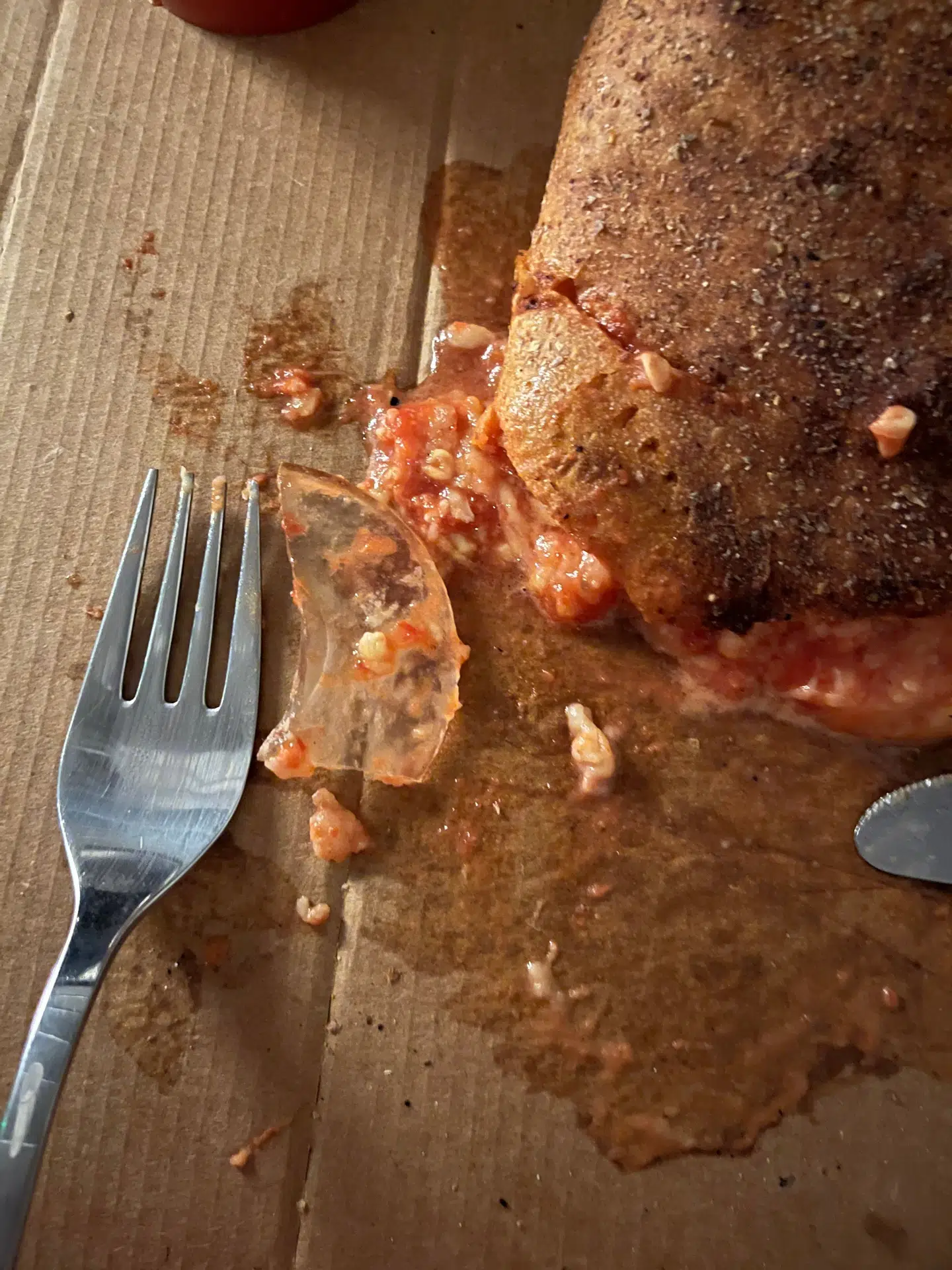 Her ses det glasskår, som Heidi fandt midt i sin calzone.