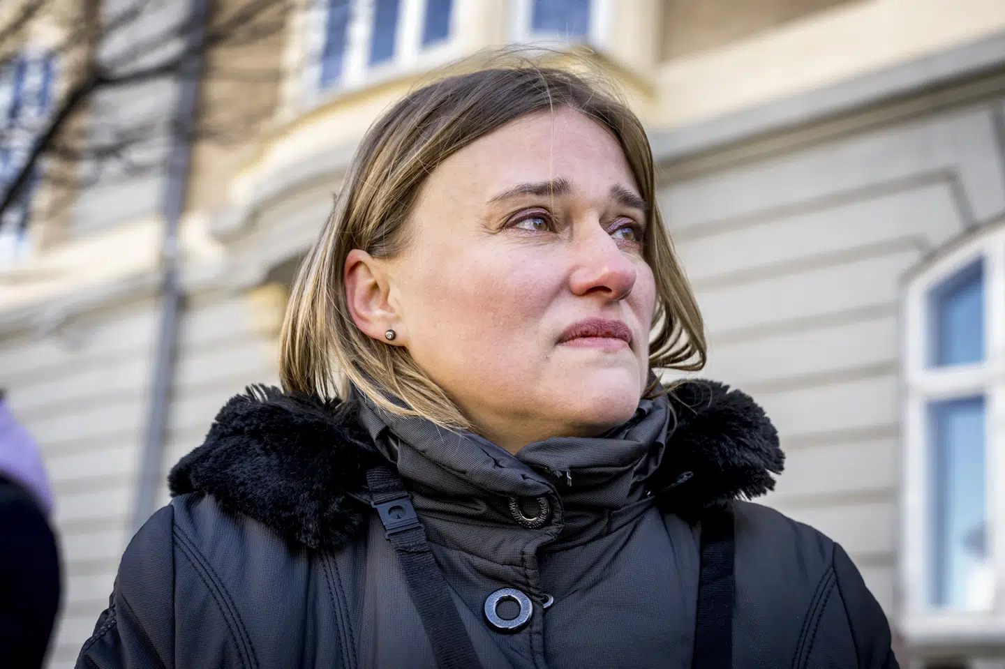 Daria Wagner står foran den russiske ambassade i København søndag for at foretage sin egen "exitpoll".