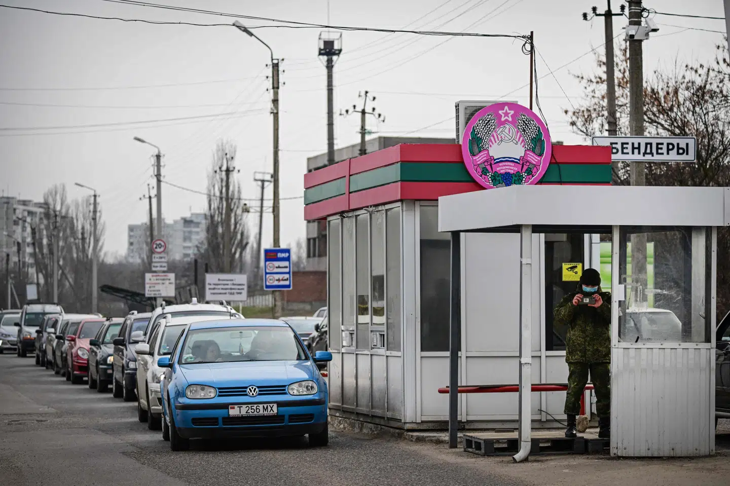Transnistriens militær ses her ved en af grænseovergangene til Moldova, som udbryderregionen officielt er en del af. (Arkivfoto).