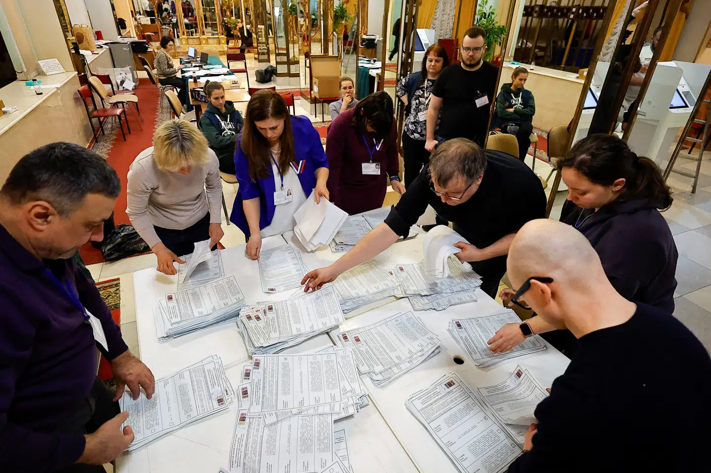 Der tælles stemmer i Moskva efter lukning af stemmesteder søndag.