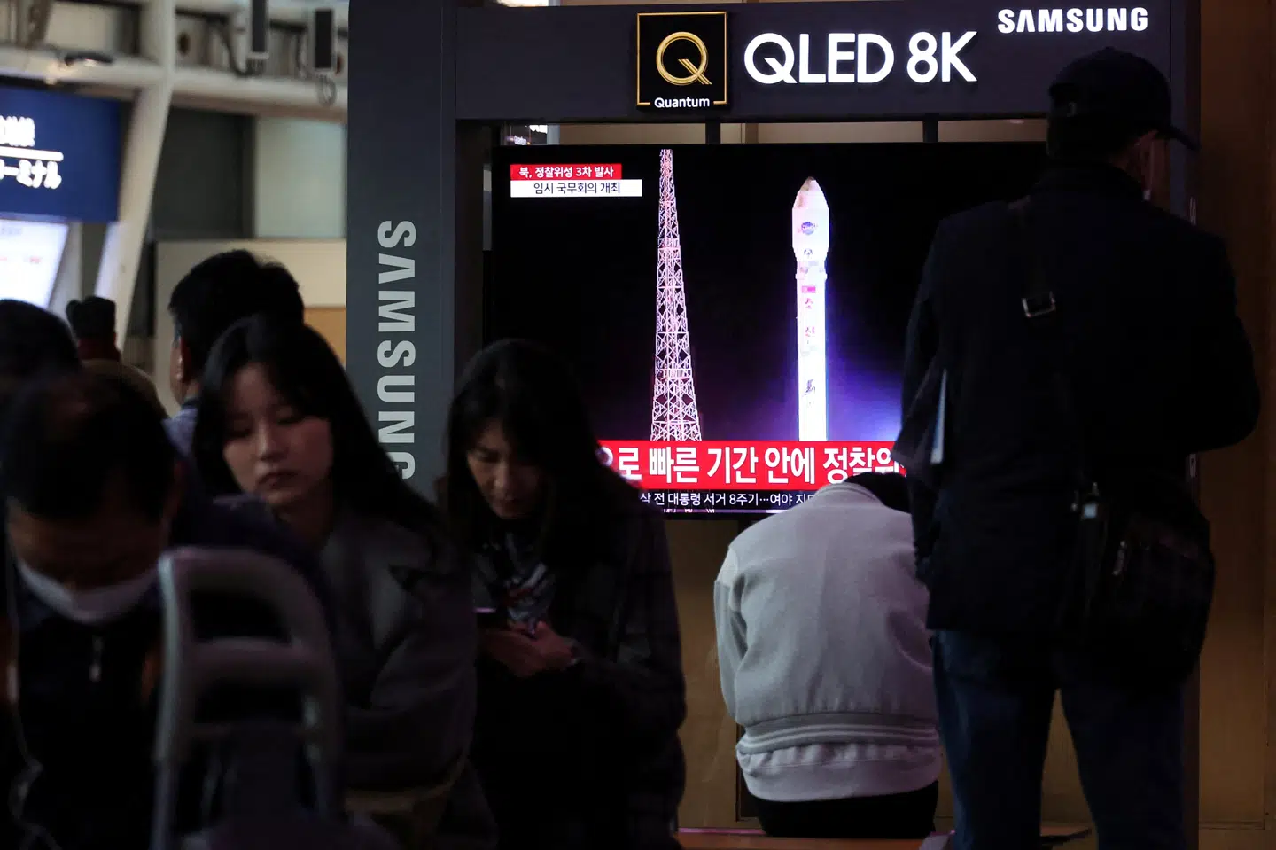 Sydkorea kan regelmæssigt følge med i fjernsynet, når Nordkorea laver prøveaffyringer med landets hwasongmissiler. Billedet her er fra november sidste år. (Arkivfoto).