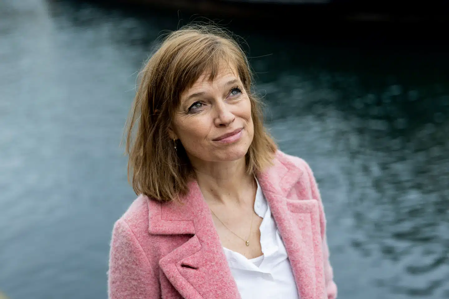 Laura Engstrøms onkel døde, da hun var syv år, men for nogle år siden så hun ham ved sin fars dødsleje. Siden har hun undersøgt nogle af de fænomener, videnskaben ikke har svar på.