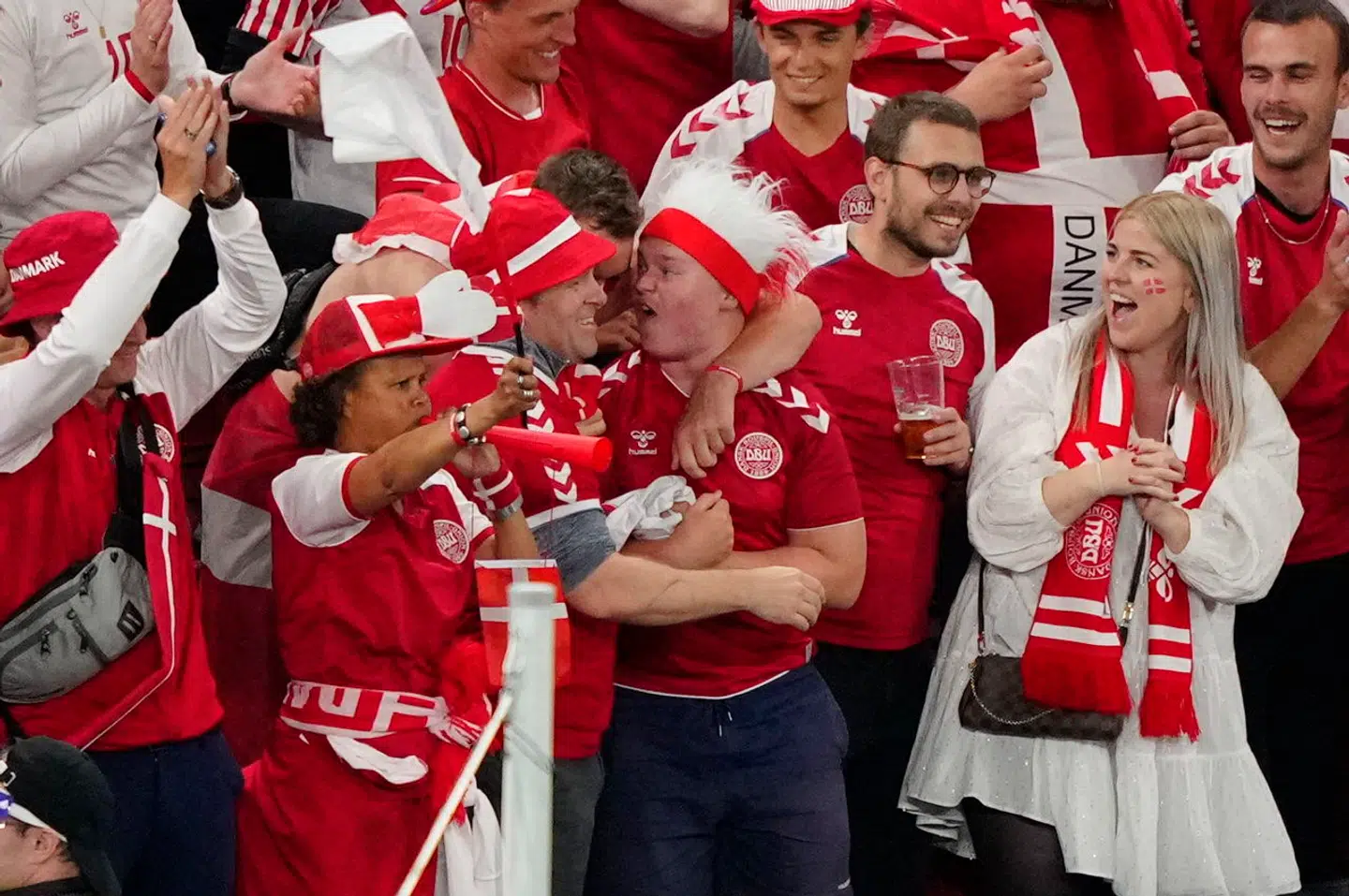 Fra chokket over Christian Eriksens kollaps i Parken til fodboldfesten under det danske landsholds vej til semifinalen på Wembley i London blev der skabt en særlig symbiose mellem spillerne og begejstrede danskere.