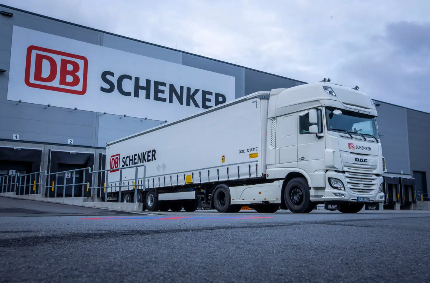En lang række af mulige købere har meldt deres interesse for tyske DB Schenker. To af dem er danske.