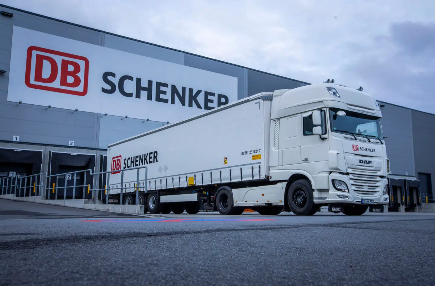 En lang række af mulige købere har meldt deres interesse for tyske DB Schenker. To af dem er danske.