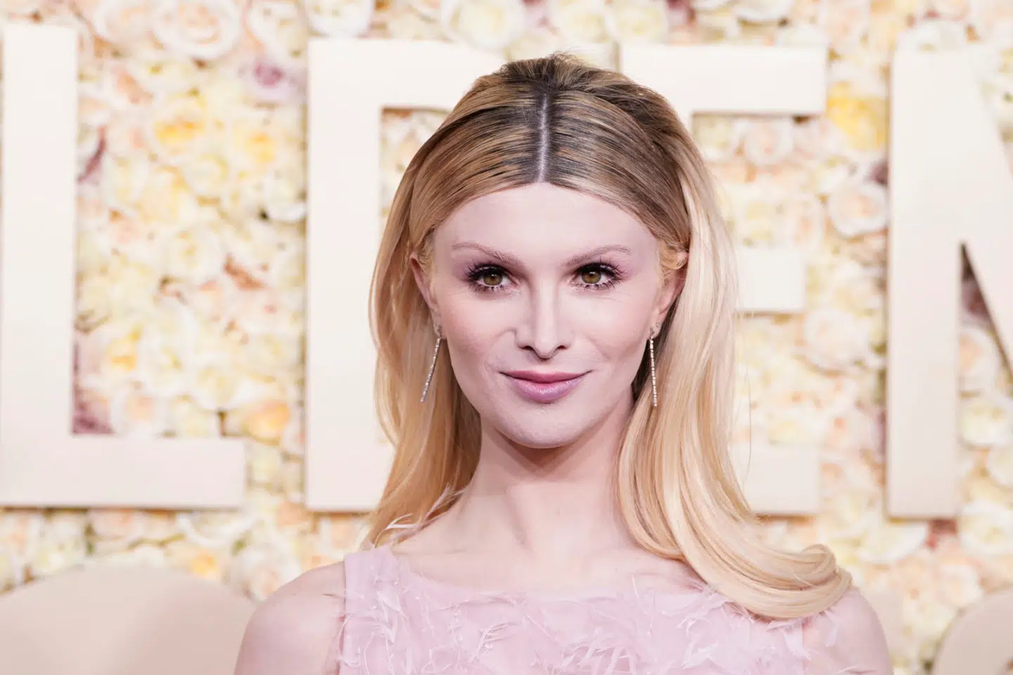 Amerikanske Dylan Mulvaney har mere end ti millioner følgere på det sociale medie TikTok. Det var især hendes oplevelser med at transitionerne til kvinde – gå fra at være en mand til en kvinde – som har givet hende en stor følgerskare. Nu hagler kritikken ned over hende.