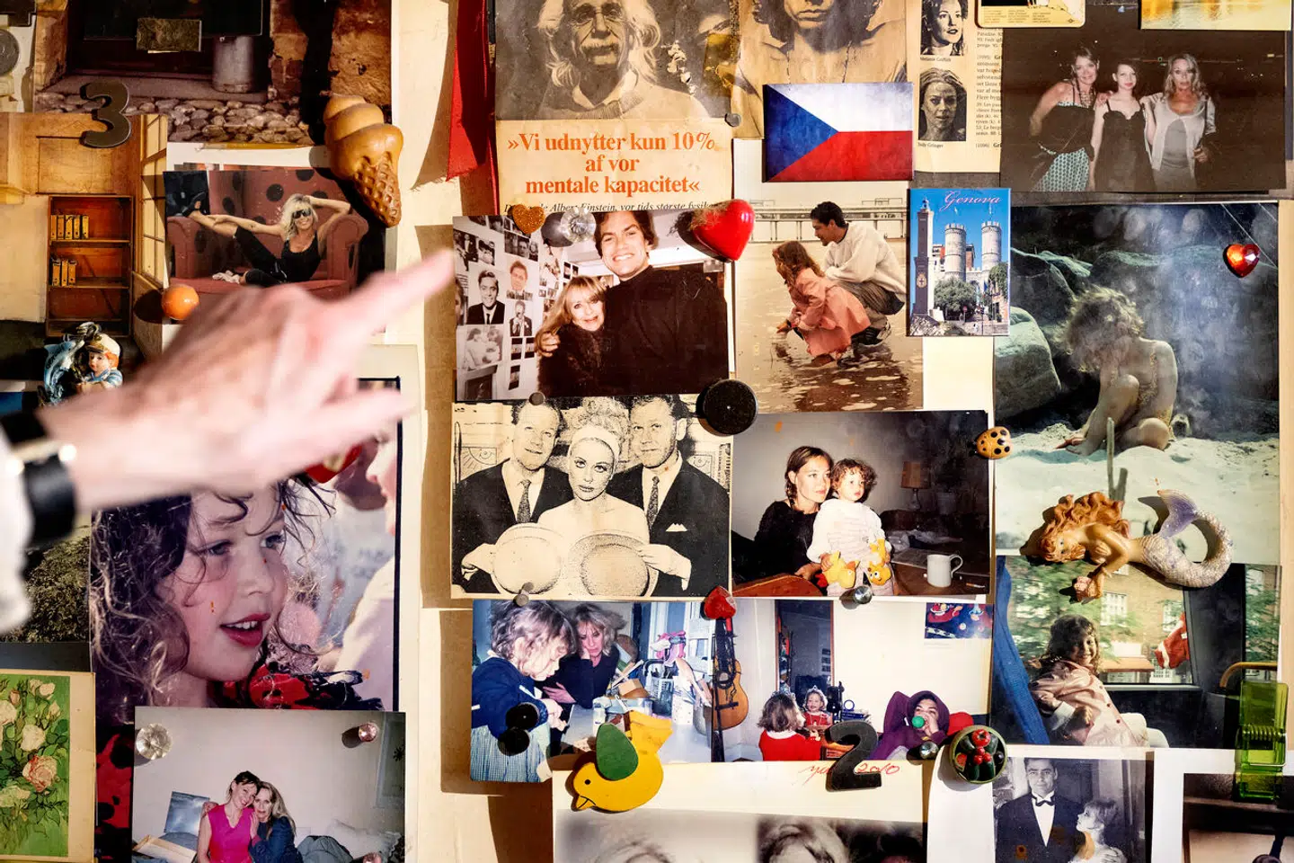 Minderne om en lang karriere og liv fylder det meste af en væg i Judy Gringers soveværelse.