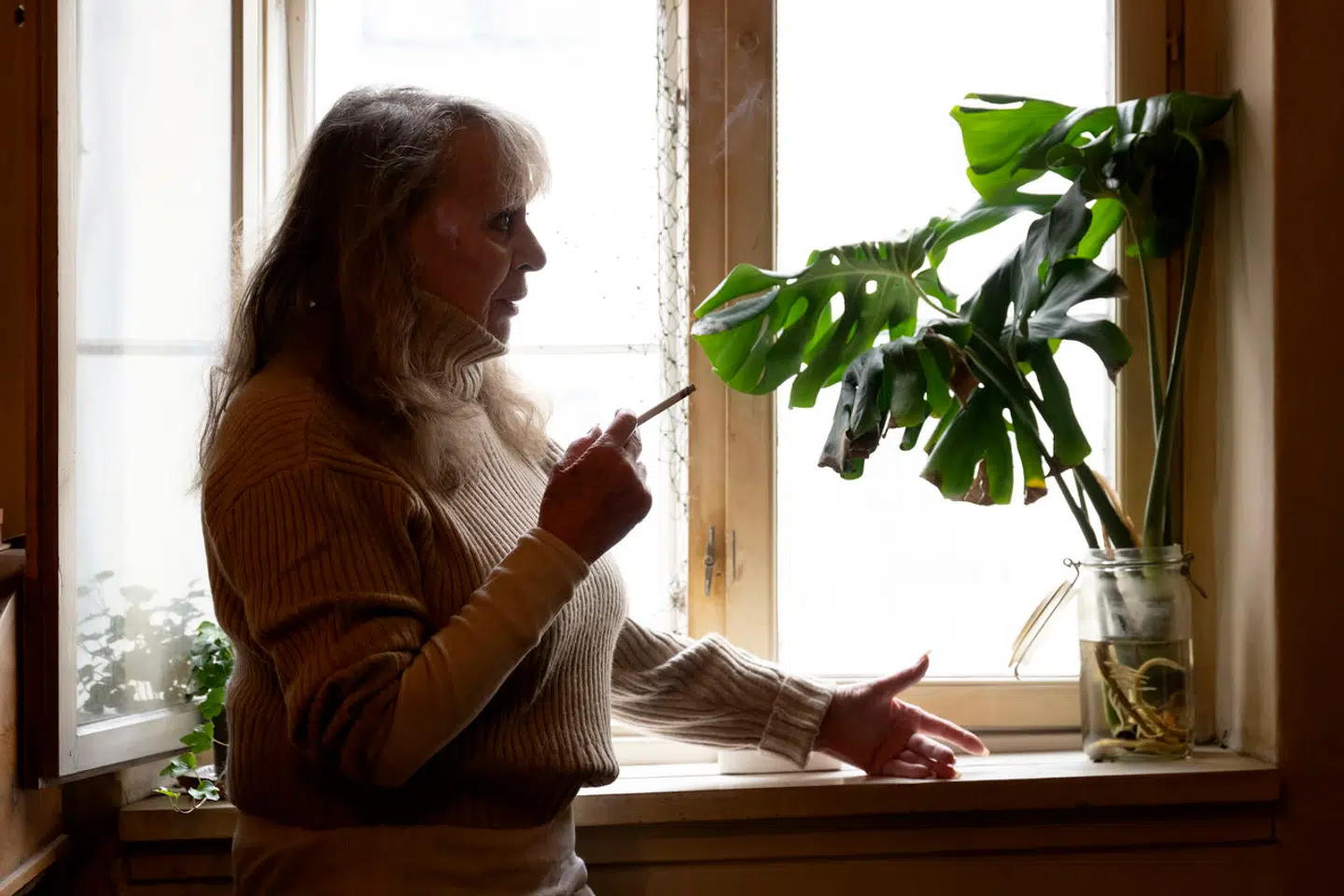 Cigaretterne er den sidste last i Judy Gringers liv, og der luftes flittigt ud i den lille lejlighed, hvor et ståltrådsnet er sat op foran vinduet, så katten ikke hopper ud.